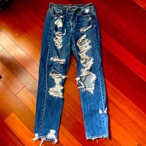Cute mom jeans with lots of style …. Holes in front and back :)
